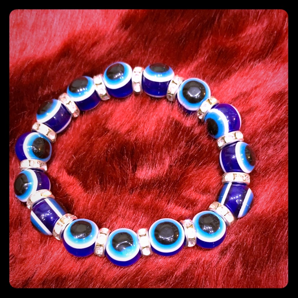 Blue eye bracelet with clear stones in the middle